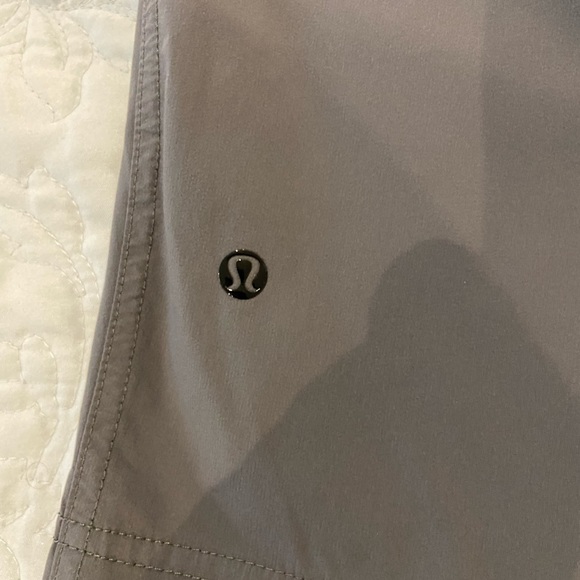 Mens Lululemon Quick Dry Shorts Read Listing - Picture 3 of 3